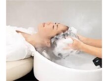 シャンプー台では常に暖かいスチームを焚いています。リラックスしながら心地いいひとときを