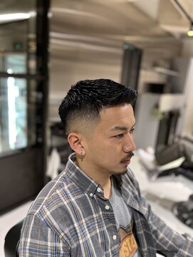 フランクスバーバーザスタンド(Frank’s barber the stand) フェザーアップスキンフェードショートF