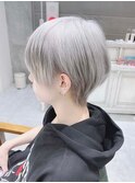 シルバーカラーツーブロックマッシュショート　ブリーチカラー