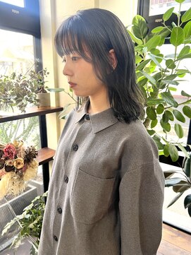 ツタ(tuta) 癖毛を活かしたナチュラルセミロング