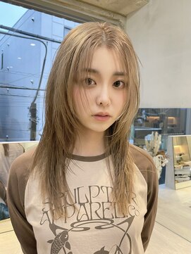 サンク 原宿 表参道(cinq) ミディアムレイヤーストレートロングウルフミルクティーベージュ