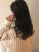 コンムオーベレ(COMMUOVERE)&nbsp;大きめのゆるめカールの大人ロングスタイル