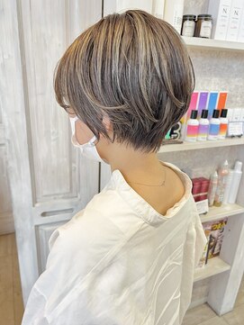 キャアリー(Caary) 福山Caaryお洒落ショート白髪ぼかしハイライトベージュ30代40代