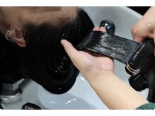 2.希望のカラーに染まったら、ケア成分たっぷりのトリートメントをします♪