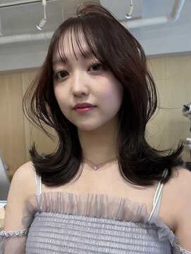 バベル アット フルリール 甲子園口(BABEL at fleurir) 肌馴染みのいいブラウンに顔まわりに抜け感を合わせたミディアム