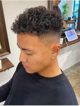 メゾンフォーメン 心斎橋店(Maison for men) スペインカール風クロップパーマ　スキンフェード