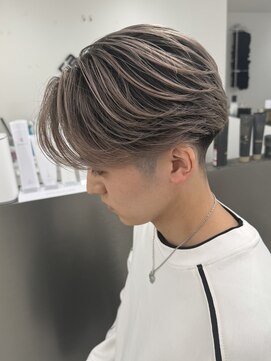 カット　バレイヤージュ　センターパート　ブロンドカラー