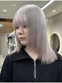 切りっぱなしミディアム顔周りレイヤーペールピンクベージュ30代