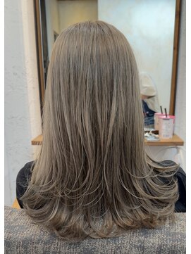 フロー(Flow) 外ハネレイヤーヘア×グレージュ【岩本大樹】