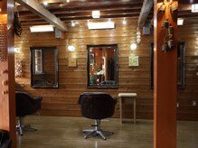 木目調のリゾートチックなサロンです◇
