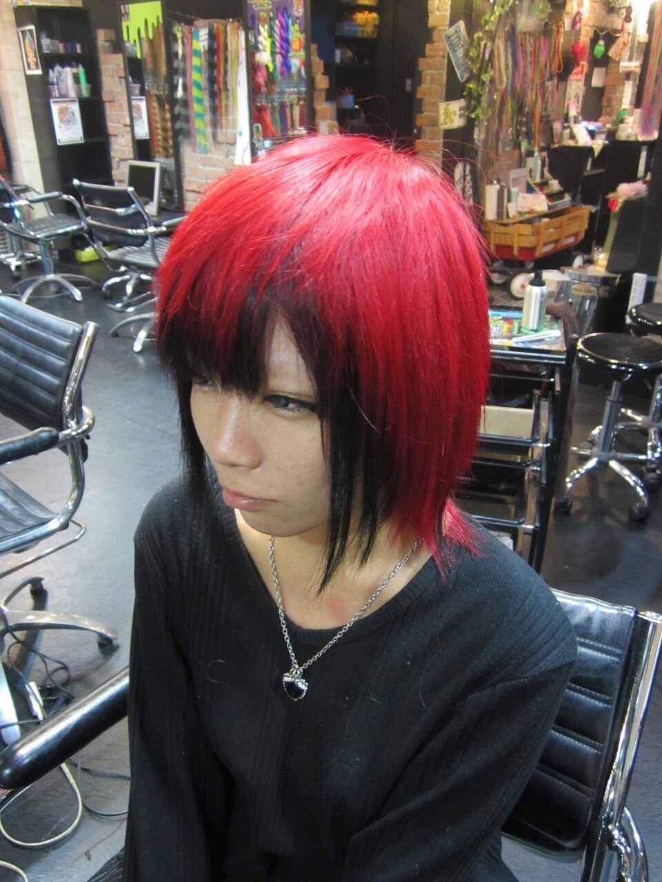 V系ブラック×レッドカラー：L000680309｜トリックストア(TRICK STORE