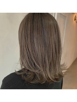 ラ シック(La chic) アッシュグレージュのハイライトカラー