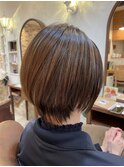 丸みショートボブ×白髪ぼかしハイライト