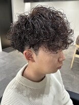 ヒュイル バイ ニアウ(Hwyl by Niau)&nbsp;メンズマッシュパーマ波巻スパイラルパーマニュアンスパーマ眉毛