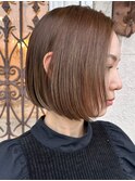 大人ショートボブベージュカラー切りっぱなしボブブリーチカラー
