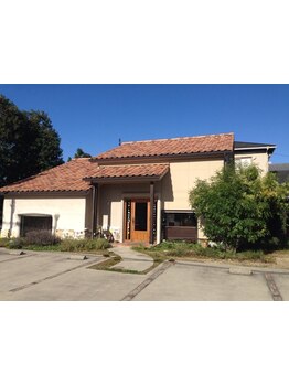 大人女性の為の上質サロン。大人女性の髪のお悩みに寄り添った提案とカット技術が人気の秘密。