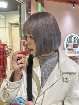 ヘアーアンドメイク ビス(HAIR&MAKE bis) シルバーグレーカラー【咲 奈】