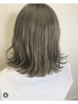 コトナ(kotona) ミディアムボブオリーブベージュブリーチカラー外はねボブ20代