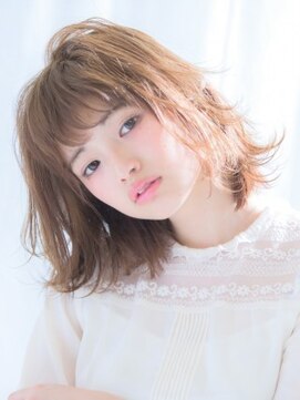 アイビー(Ivy) くびれミディアム　柔らかベージュ　外ハネ　ミディアム