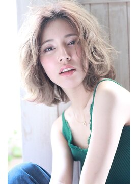 メーヴェ(Mowen) mowen×外ハネミディアム×ラフウェーブ×ミルクティーベージュ