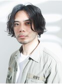 センター分けのメンズミデイアムパーマ