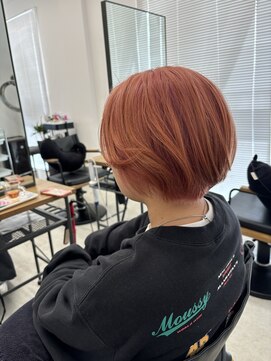 テラス トヨタ(Telasu Toyota) ブリーチカラーのサーモンピンクとハンサムショートボブ◎