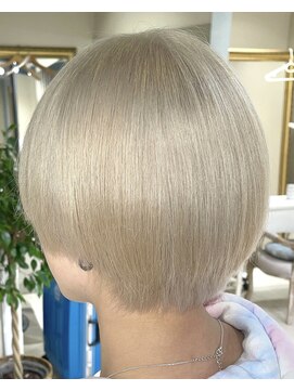 アミル(amiLe) ホワイトベージュ/ブリーチ２回/ハイトーンショート/R