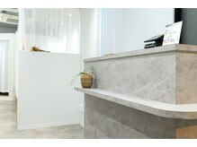 トランキル(tranquille)の雰囲気（白とグレーを基調とした広々と落ち着いた雰囲気です☆）