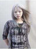 ハイトーンのシルバーカラーとレイヤーカット