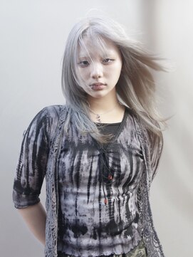 オーオシカシカスペース(OOO YY Space) ハイトーンのシルバーカラーとレイヤーカット