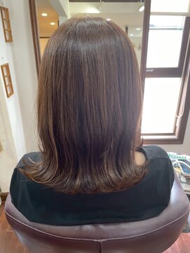 美容室 メザミー MESAMIES カーキベージュ＊ミディアムレイヤー＊大人可愛い20代30代