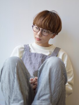 サークル(CIRCLE) マッシュショートカーキグレージュ大人かわいいフェザーバング