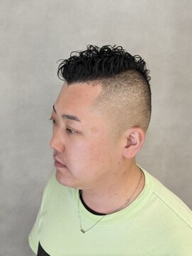 ソアー 新大阪(SOAR) 個性派サイド刈り上げアップバングモヒカンスタイル【新大阪】