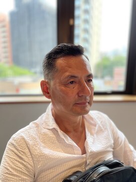 リバレッジ 広尾(Leverage) 大人海外メンズヘア七三分けサイドパートフェードカット