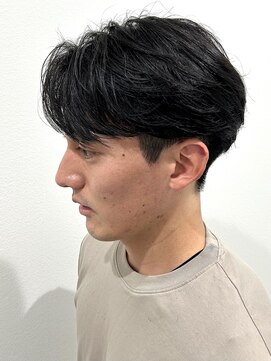 ヒュイル バイ ニアウ(Hwyl by Niau) センターパートニュアンスパーマフェザーショートカットパーマ