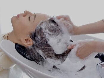ネル 千早 香椎(nell.)の写真/【口コミ多数★】炭酸泉を使用した地肌ケアで贅沢なヘッドスパを！髪質改善＆リラックスタイムを楽しんで♪