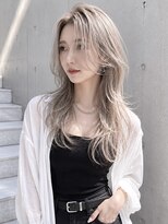 ディア(.eer) 前髪なし/ロングレイヤーカット×ハイトーンミルクティーカラー