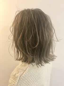 コクウ(cokuu) 【cokuu】★外国人風ウェーブ　外ハネ　くびれ　ミディアム★