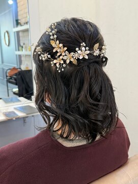 トッカ ヘアアンドトリートメント 難波店 細かいウェーブのハーフアップが可愛い結婚式スタイルです♪