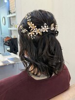 トッカ ヘアアンドトリートメント 難波店 細かいウェーブのハーフアップが可愛い結婚式スタイルです♪