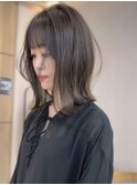 ミディアムヘア レイヤーカット グレージュ
