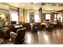 ヤング 本店(YOUNG)の雰囲気（座席が離れて隣が気にならない、ゆとり空間）