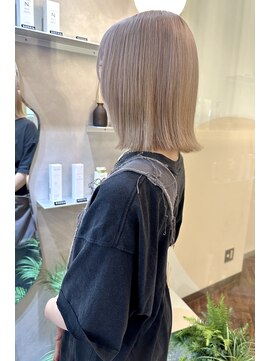 ジーナ 博多(Zina) ホワイトベージュ×外ハネ ミディボブ