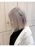 18226シルバーホワイトアッシュレイヤーボブシャギーカット