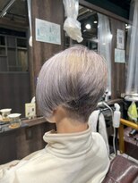 ロナロナ&nbsp;シンプル前下がりボブ　白髪を活かしたアシメヘアスタイル！