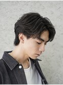 大人の抜け感を演出する、今トレンドのフェザーパーマ
