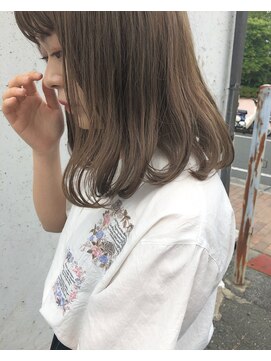 ヘアデザイン ソラ(Sola) プラチナアッシュベージュ 内巻きふんわりボブ