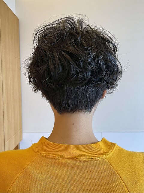 オトナキュートなボーイッシュカーリーヘアー