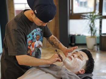 タイト スワッグ バーバーワークス(TIGHT SWAG BARBERWORKS)の写真/美容室ではできない本格的なシェービングを《TIGHT SWAG BARBERWORKS》で。