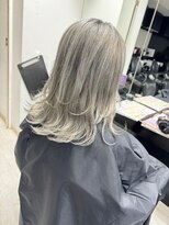 アイズ 本厚木(AIZU)&nbsp;ホワイトベージュ　シャドウルーツ　レイヤーカット